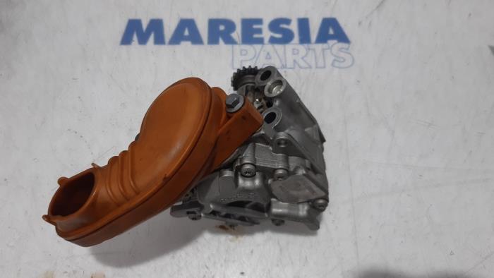 Oil pump from a Renault Clio IV Estate/Grandtour (7R) 1.2 TCE 16V GT EDC 2018
