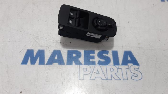 Usados Interruptor combinado de ventanillas Alfa Romeo MiTo (955) 1.4 Multi Air 16V Precio € 30,00 Norma de margen ofrecido por Maresia Parts