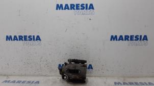 Używane Zacisk hamulcowy prawy tyl Peugeot 308 CC (4B) 1.6 16V THP 150 Cena € 25,00 Procedura marży oferowane przez Maresia Parts
