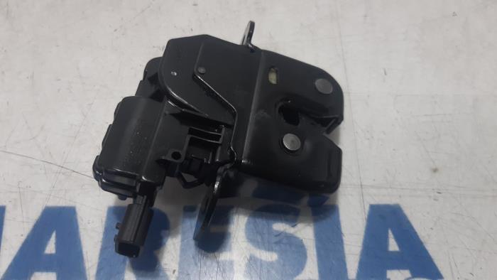 Tailgate lock mechanism from a Renault Captur (2R) 1.2 TCE 16V EDC 2013
