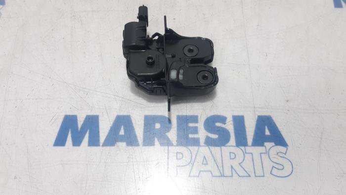 Tailgate lock mechanism from a Renault Captur (2R) 1.2 TCE 16V EDC 2013