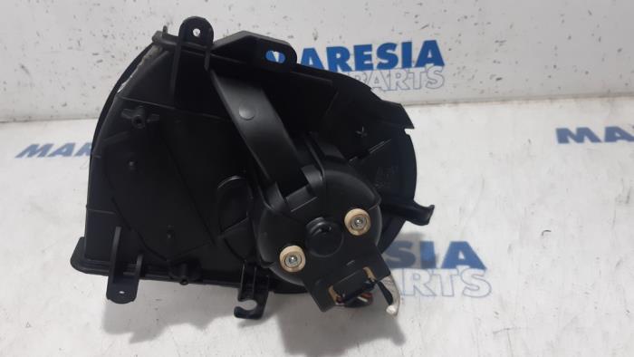 Heating and ventilation fan motor from a Citroën Jumpy (G9) 2.0 HDiF 16V 125 2017