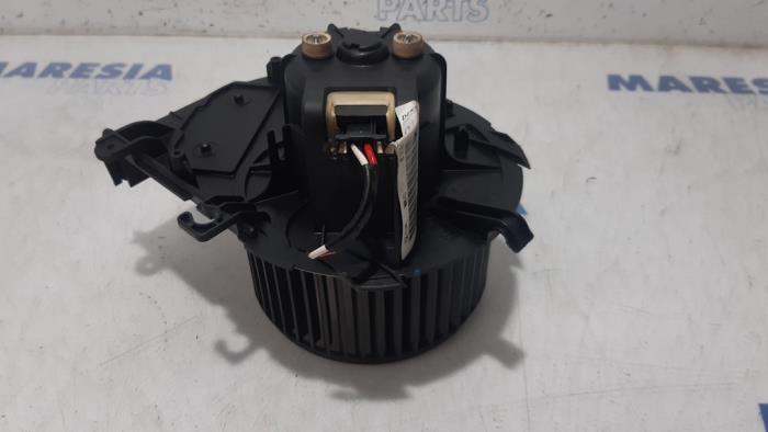 Heating and ventilation fan motor from a Citroën Jumpy (G9) 2.0 HDiF 16V 125 2017