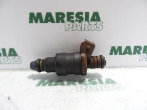 Usagé Injecteur (injection essence) Alfa Romeo 145 (930A) 1.4 ie Prix € 35,00 Règlement à la marge proposé par Maresia Parts