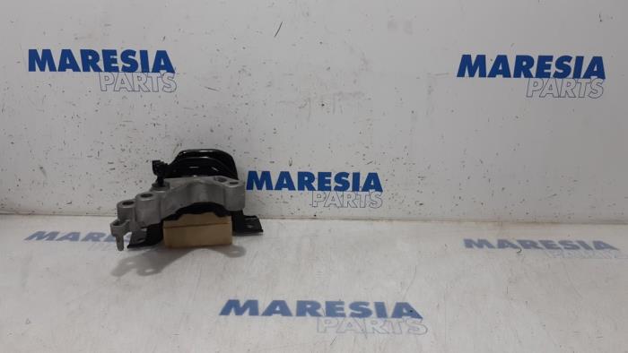 Usagé Support moteur Renault Captur I (2R) 1.2 TCE 16V EDC Prix € 30,00 Règlement à la marge proposé par Maresia Parts