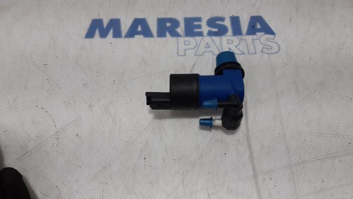 Windscreen washer pump from a Renault Captur (2R) 1.2 TCE 16V EDC 2013