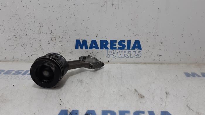 Usagé Piston Renault Megane III Grandtour (KZ) 1.5 dCi 95 Prix € 75,00 Règlement à la marge proposé par Maresia Parts