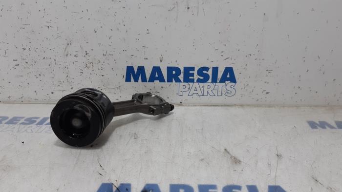 Usagé Piston Renault Megane III Grandtour (KZ) 1.5 dCi 95 Prix € 75,00 Règlement à la marge proposé par Maresia Parts
