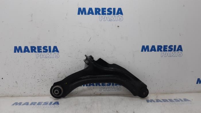 Front lower wishbone, left from a Renault Clio IV Estate/Grandtour (7R) 1.2 TCE 16V GT EDC 2018