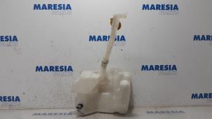 Usagé Réservoir lave-glace avant Renault Espace (JK) 2.0 dCi 16V 175 FAP Prix € 55,00 Règlement à la marge proposé par Maresia Parts