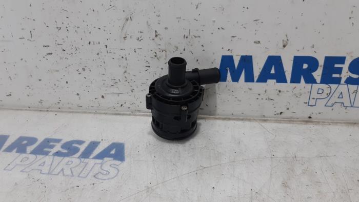 Water pump from a Renault Espace (JK) 2.0 dCi 16V 175 FAP 2007