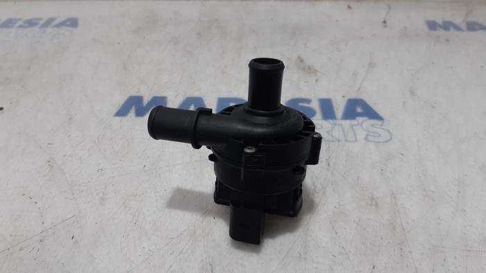 Water pump from a Renault Espace (JK) 2.0 dCi 16V 175 FAP 2007