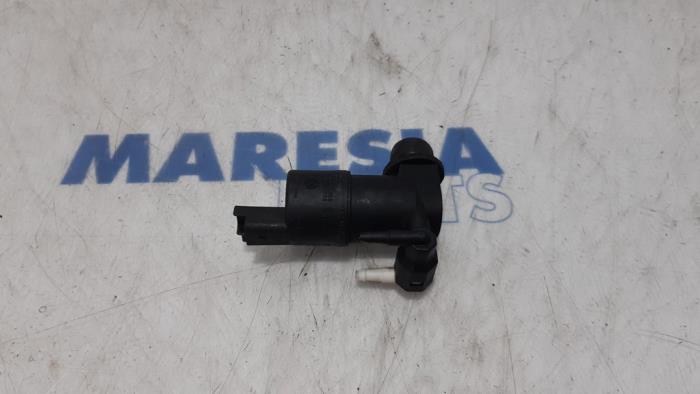 Windscreen washer pump from a Renault Espace (JK) 2.0 dCi 16V 175 FAP 2007