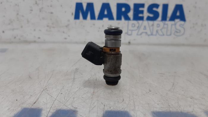 Injector (petrol injection) from a Fiat 500 (312) 1.2 69 2012