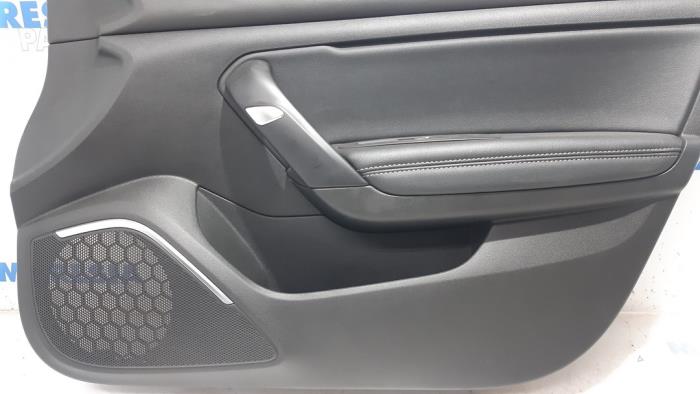 Tapizado de puerta de 4 puertas derecha delante de un Renault Megane IV (RFBB) 1.2 Energy TCE 100 2017