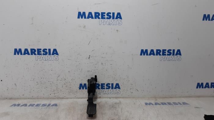 Begagnade Gaspedalsensor Renault Master III (FV) 2.3 dCi 100 16V FWD Pris € 60,50 Inklusive moms erbjuds av Maresia Parts