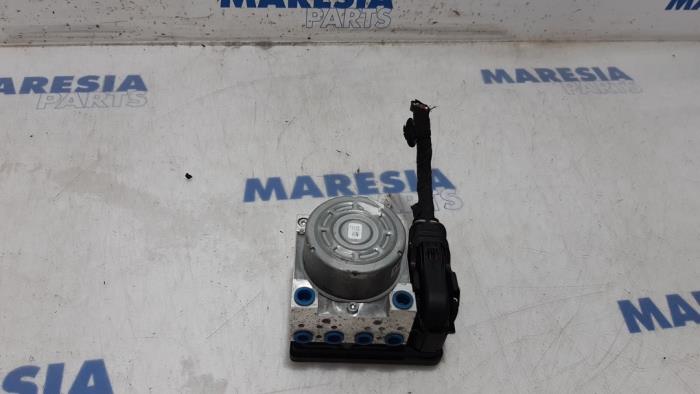Begagnade ABS-pump Renault Megane IV (RFBB) 1.2 Energy TCE 100 Pris € 236,25 Marginaltabell erbjuds av Maresia Parts