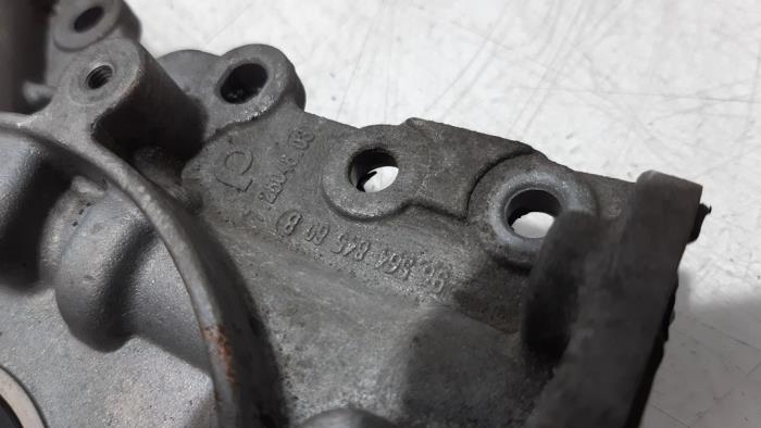 Oil pump from a Peugeot Expert (G9) 1.6 HDi 90 2007