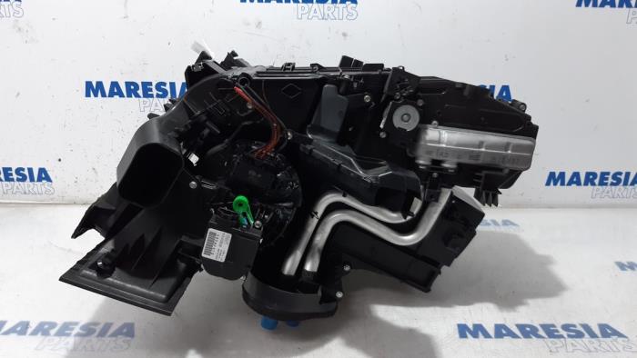 Begagnade Värmarhus Renault Twingo II (CN) 1.2 16V Pris € 183,75 Marginaltabell erbjuds av Maresia Parts