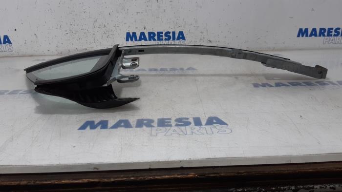 Usados Ventanilla triangular izquierda delante Peugeot 207 CC (WB) 1.6 16V Precio € 35,00 Norma de margen ofrecido por Maresia Parts