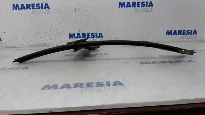 Usados Ventanilla triangular derecha delante Peugeot 207 CC (WB) 1.6 16V Precio € 35,00 Norma de margen ofrecido por Maresia Parts
