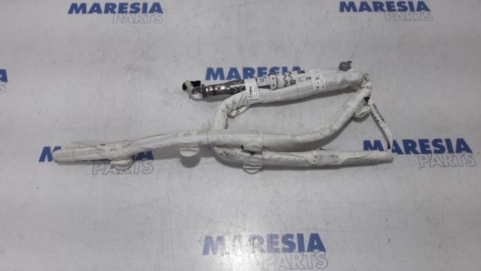 Używane Kurtyna prawa Renault Megane IV (RFBB) 1.2 Energy TCE 100 Cena € 75,00 Procedura marży oferowane przez Maresia Parts