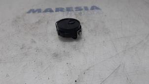 Usados Sensor de lluvia Renault Twingo II (CN) 1.2 16V Precio € 25,00 Norma de margen ofrecido por Maresia Parts