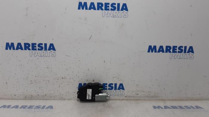 Używane Silnik szyberdachu Fiat Punto Evo (199) 1.3 JTD Multijet 85 16V Euro 5 Cena € 105,00 Procedura marży oferowane przez Maresia Parts