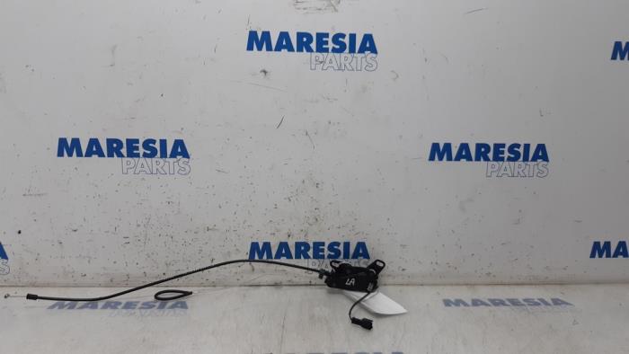 Używane Blokada dachu cabrio Peugeot 307 CC (3B) 2.0 16V Cena € 42,50 Procedura marży oferowane przez Maresia Parts