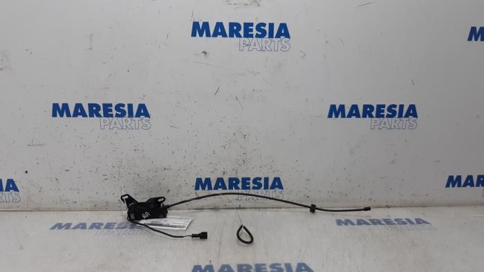 Używane Blokada dachu cabrio Peugeot 307 CC (3B) 2.0 16V Cena € 42,50 Procedura marży oferowane przez Maresia Parts