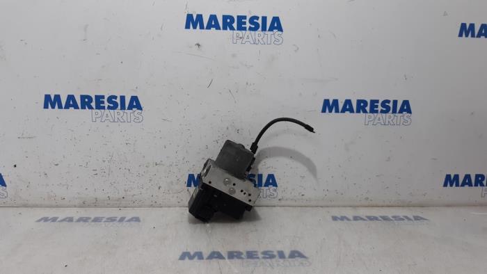 Używane Pompa ABS Peugeot 307 CC (3B) 2.0 16V Cena € 79,95 Procedura marży oferowane przez Maresia Parts