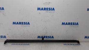 Used Windshield Peugeot 307 CC (3B) 2.0 16V Price € 75,00 Margin scheme offered by Maresia Parts