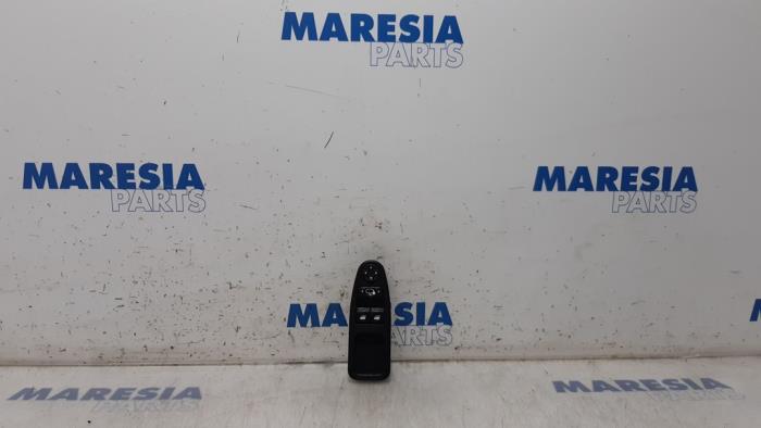 Usados Interruptor combinado de ventanillas Fiat Scudo (270) 2.0 D Multijet Precio € 72,60 IVA incluido ofrecido por Maresia Parts