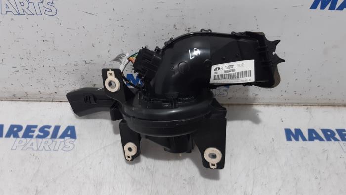 Heating and ventilation fan motor from a Peugeot 5008 I (0A/0E) 1.6 THP 16V 2012