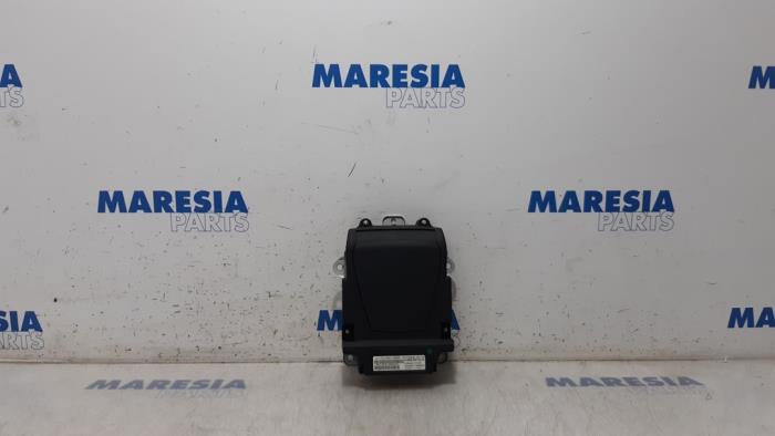 Gebrauchte Frontscheibenanzeige Peugeot 5008 I (0A/0E) 1.6 THP 16V Preis € 131,25 Margenregelung angeboten von Maresia Parts