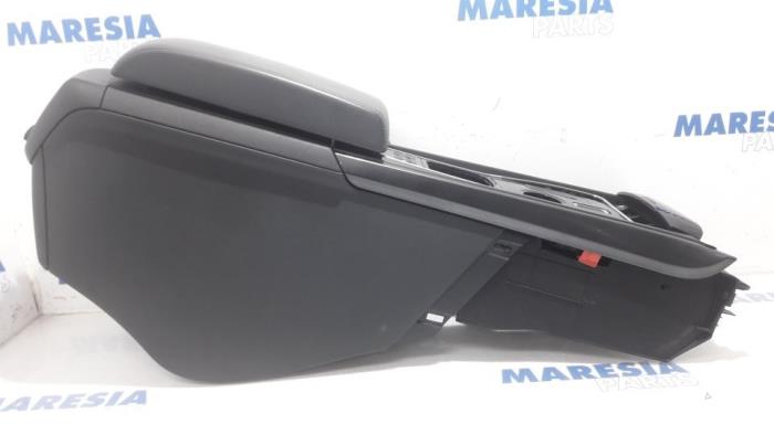Middle console from a Peugeot 508 (8D) 2.0 Hybrid4 16V 2013