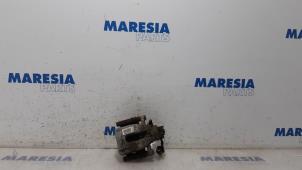 Używane Zacisk hamulcowy lewy tyl Peugeot 207 CC (WB) 1.6 HDiF 16V Cena € 19,90 Procedura marży oferowane przez Maresia Parts