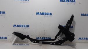 Used Convertible top hinge Peugeot 207 CC (WB) 1.6 HDiF 16V Price € 183,75 Margin scheme offered by Maresia Parts
