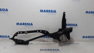 Used Convertible top hinge Peugeot 207 CC (WB) 1.6 HDiF 16V Price € 183,75 Margin scheme offered by Maresia Parts
