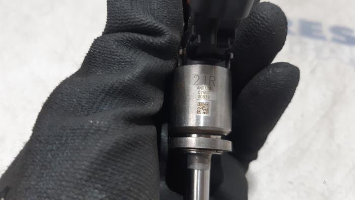 Injector (petrol injection) from a Renault Megane IV (RFBB) 1.2 Energy TCE 100 2017
