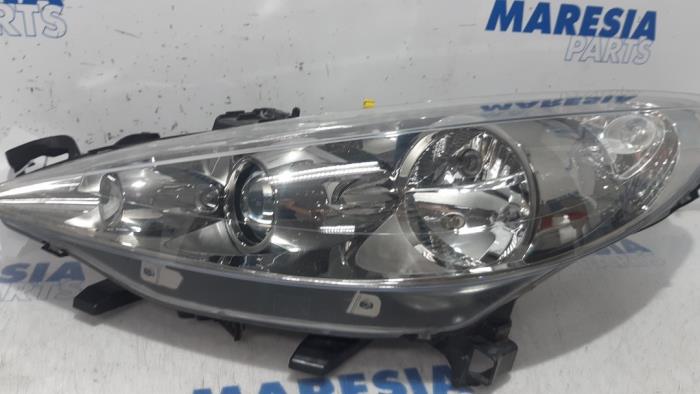 Headlight, left from a Peugeot 207 CC (WB) 1.6 HDiF 16V 2014