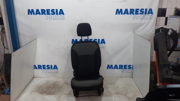 Seat, right from a Renault Kangoo Express (FW) 1.5 dCi 90 FAP 2017