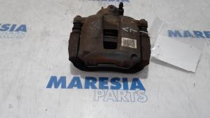 Używane Zacisk hamulcowy lewy przód Peugeot 207 CC (WB) 1.6 HDiF 16V Cena € 50,00 Procedura marży oferowane przez Maresia Parts