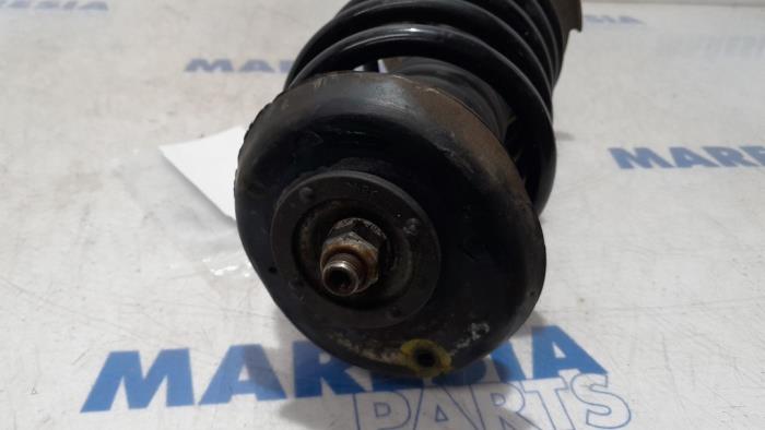 Front shock absorber rod, left from a Peugeot 207 CC (WB) 1.6 HDiF 16V 2014