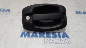 Usados Manija de puerta de 2 puertas izquierda Fiat Ducato (250) 2.3 D 130 Multijet Precio € 36,30 IVA incluido ofrecido por Maresia Parts