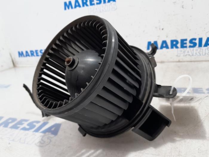 Heating and ventilation fan motor from a Peugeot Boxer (U9) 2.2 HDi 110 Euro 5 2016