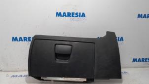 Używane Schowek w desce rozdzielczej Peugeot Boxer (U9) 2.2 HDi 110 Euro 5 Cena € 90,75 Z VAT oferowane przez Maresia Parts
