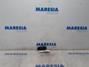 Used Steering wheel mounted radio control Renault Trafic (1FL/2FL/3FL/4FL) 1.6 dCi 90 Price € 18,15 Inclusive VAT offered by Maresia Parts