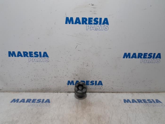 Usagé Piston Nissan NV 200 (M20M) 1.5 dCi 86 Prix € 42,35 Prix TTC proposé par Maresia Parts