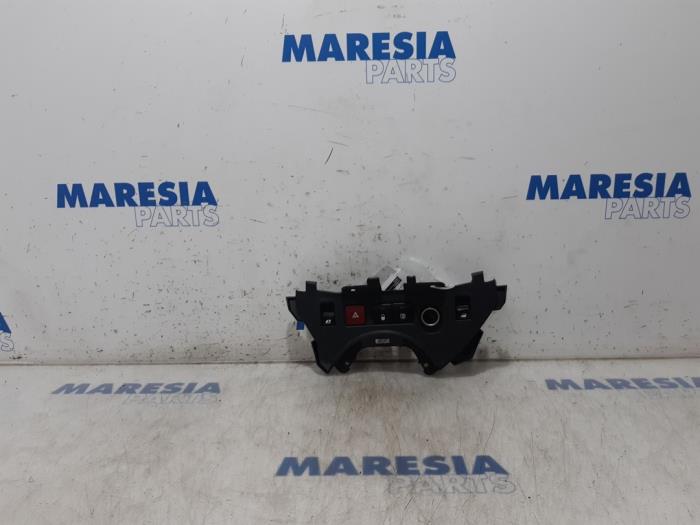 Używane Przelacznik Citroen Berlingo 1.6 Hdi 90 Phase 2 Cena € 42,35 Z VAT oferowane przez Maresia Parts